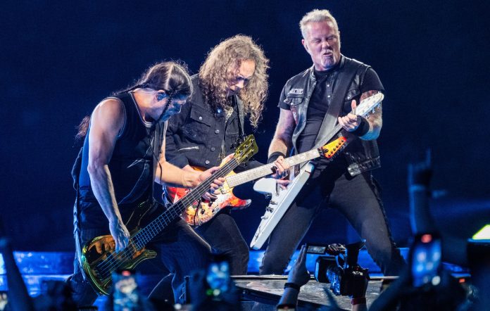 Metallica @2000x1270 696x442